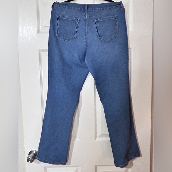 Pre-loved — Style & Co Women's Bootcut Jeans in 12 Short - Picture 5 of 6